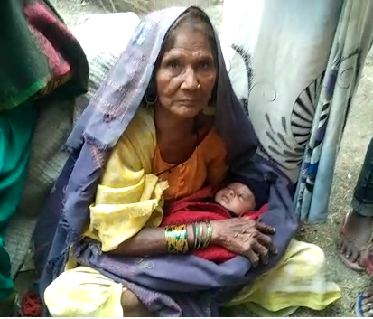 2 माह के दुधमुंहे बच्चे को छोड़कर भागी माँ, राहगीर महिला ने बच्चे को अपनाया