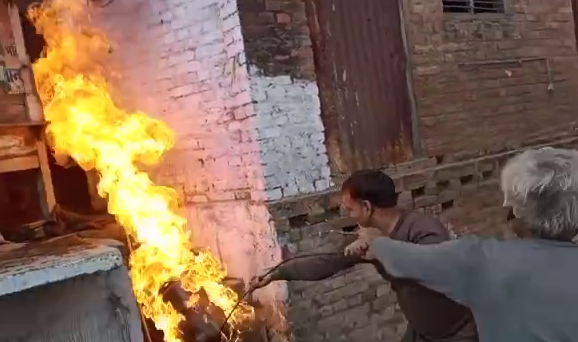 दुकान में घड़ी बनाते समय लगी आग