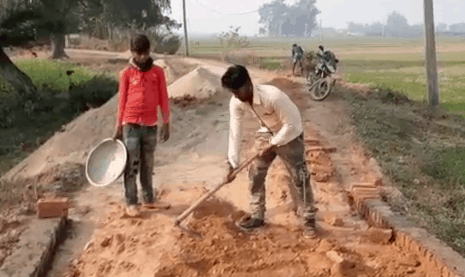 सिद्धार्थनगर : नाबालिक बच्चों से कराया जा रहा मनरेगा का काम