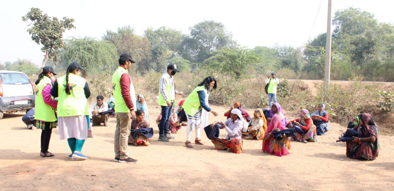 झाँसी : प्रगति रथ समाज सेवी संस्था ने जरूरतमंद लोगों को कम्बल बांटे