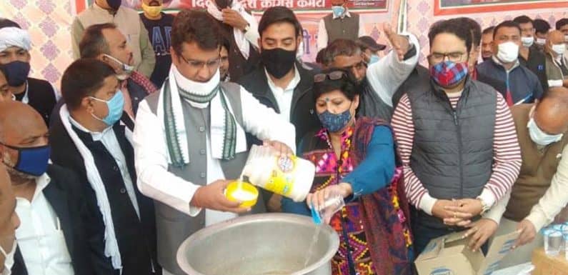 दिल्ली कांग्रेस अध्यक्ष ने बुराड़ी मैदान का दौरा कर किसानों को बनाकर पिलाई चाय
