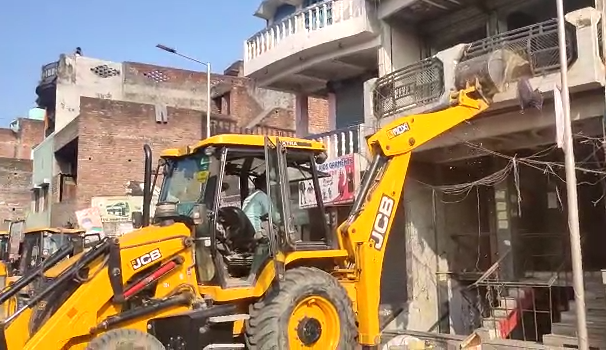 आज़मगढ़ : माफिया कुंटू सिंह के आशियाने पर चला प्रशासन का बुलडोजर