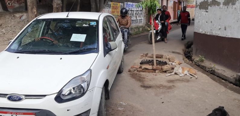 लखनऊ : बीच रोड पर 3 फ़ीट गहरा गढ्ढा राहगीरों के लिए बना मुसीबत