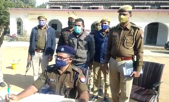 झाँसी : हत्या कर फरार चल रहे आरोपी को पुलिस ने अवैध तमंचा सहित दबोचा