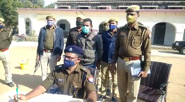 झाँसी : हत्या कर फरार चल रहे आरोपी को पुलिस ने अवैध तमंचा सहित दबोचा