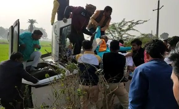 झाँसी : प्रदेश अध्यक्ष के काफिले में शामिल कार पलटी, एक घायल