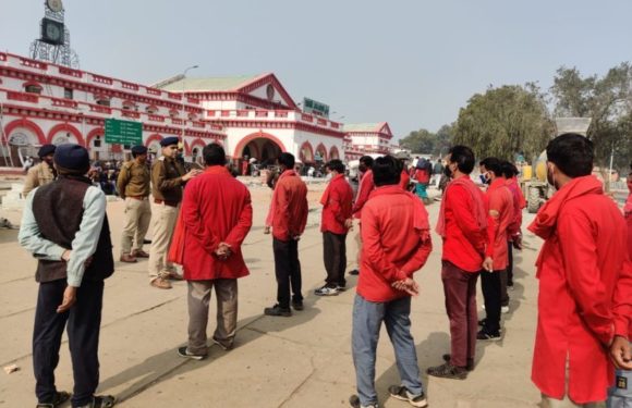 झाँसी :  गणतंत्र दिवस सुरक्षा व्यवस्था हेतु  कूली और ऑटो चालकों को किया जागरूक