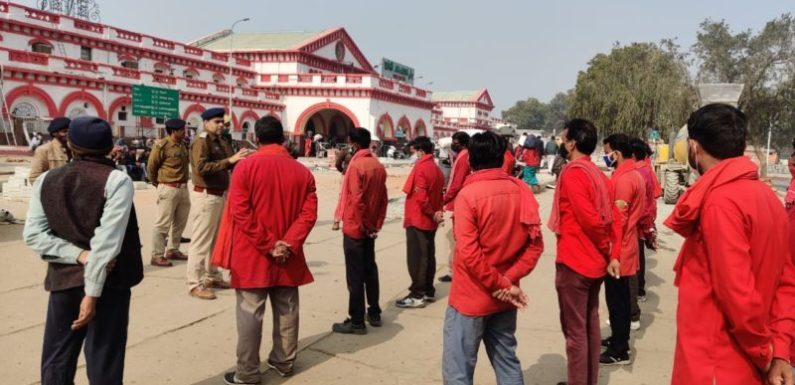 झाँसी : गणतंत्र दिवस सुरक्षा व्यवस्था हेतु कूली और ऑटो चालकों को किया जागरूक