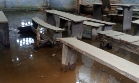 अमेठी : बांध टूटने से गेहूं की फसल हुई नष्ट, घरों में घुसा पानी