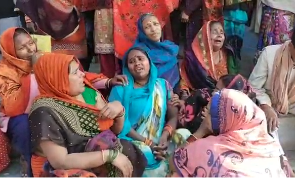 सिद्धार्थनगर : बाइक आमने सामने से भिड़ीं, महिला की मौत, 3 युवक गंभीर रूप से घायल