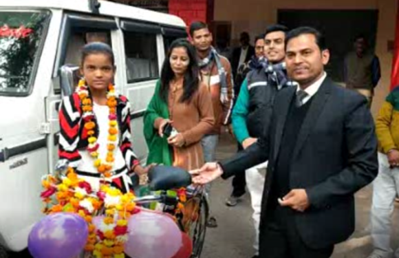 जालौन : अधिकारी ने गरीब छात्रा को उपहार में दी साइकिल