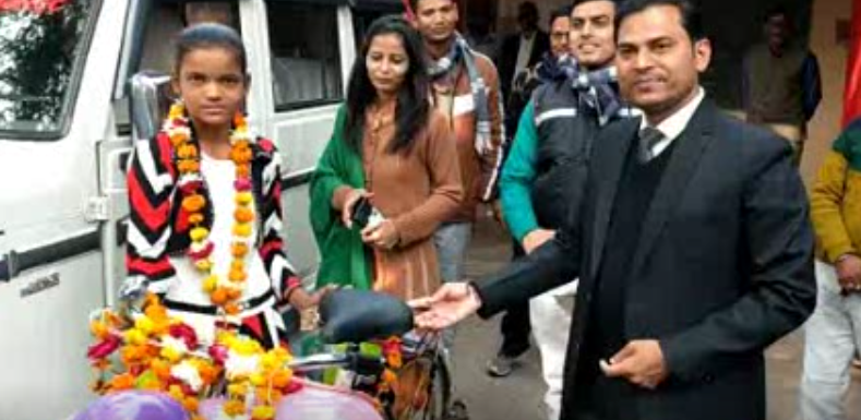 जालौन : अधिकारी ने गरीब छात्रा को उपहार में दी साइकिल