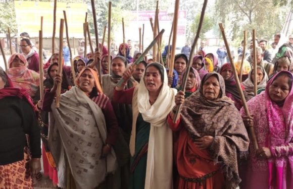 अमेठी : महिला किसान कार्यकर्ताओं ने लगाए मोदी मुर्दाबाद के नारे
