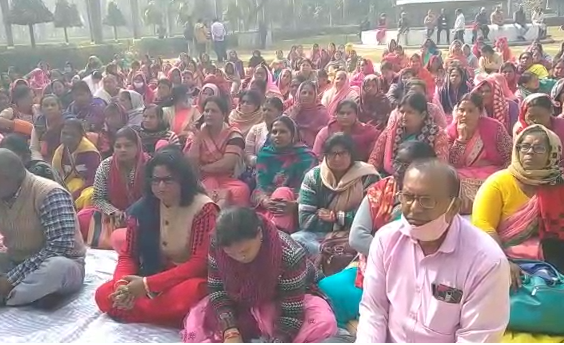 सिद्धार्थनगर : बदायूं में हुई घटना को लेकर आंगनबाड़ी कार्यकर्त्रियों का प्रदर्शन