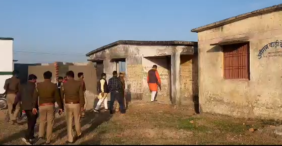 सिद्धार्थनगर : राघवेंद्र प्रताप सिंह ने जर्जर पड़े आंगनबाड़ी केंद्र का किया निरीक्षण