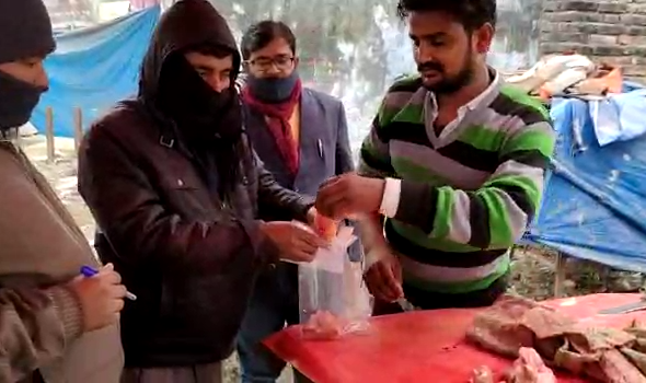 सिद्धार्थनगर : चिकन की दुकानो से की जा रही है सैम्पलिंग