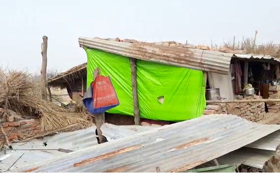 गोण्डा : मौखिक आदेश पर गिराया गरीब का घर, पट्टे की फाइल गायब
