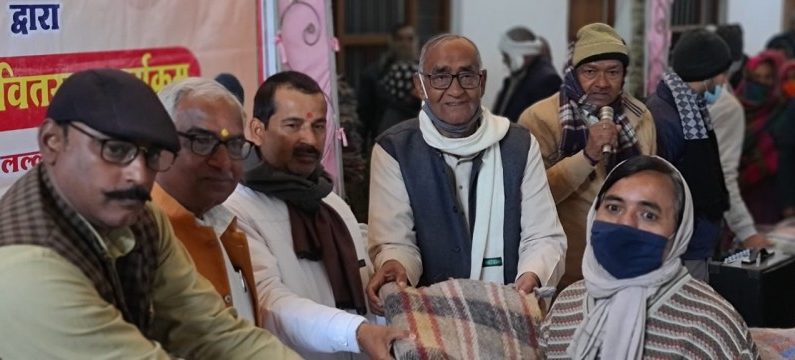 अयोध्या : युवा महापौर ऋषिकेश उपाध्याय ने किया कम्बल वितरण