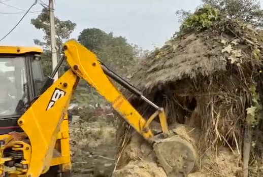 सिद्धार्थनगर :  ग्राम पंचायत पठनपुर में चला प्रशासन का बुलडोजर