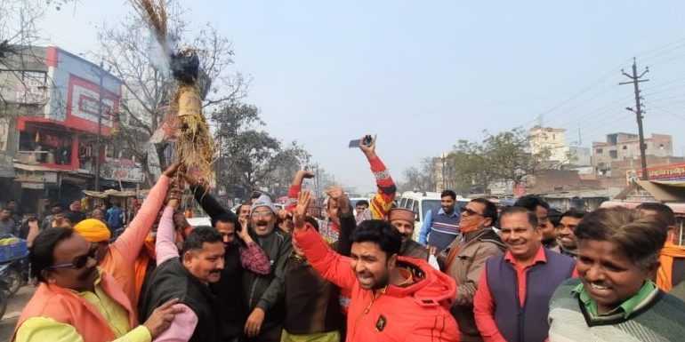 देवरिया : तांडव के विरोध में प्रदर्शन, पुतला फूंका गया