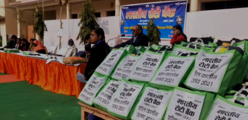 विश्व के पहले रोटी बैंक ने मनाया शीतकालीन उत्सव, गरीबों को दिए गर्म कपड़ें