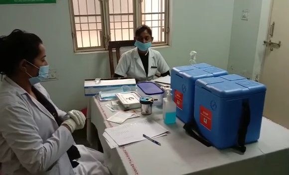 झाँसी : कोविड वैक्सीन को लेकर मेडिकल और जिला हॉस्पिटल में ट्रायल शुरू