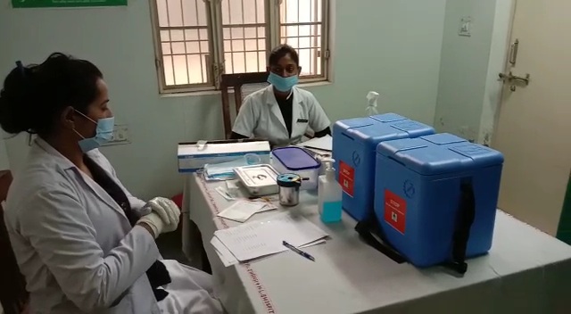 झाँसी : कोविड वैक्सीन को लेकर मेडिकल और जिला हॉस्पिटल में ट्रायल शुरू