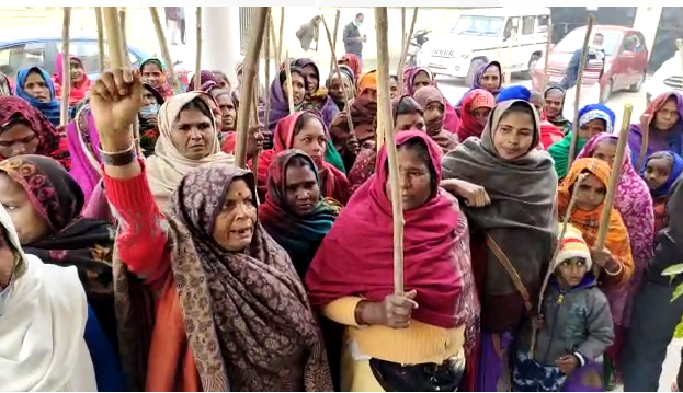 अमेठी – महिला किसान मोर्चा का CMO ऑफिस के सामने विरोध प्रदर्शन