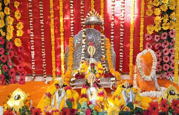 श्री रामलला को भव्य मंदिर में लगाया गया दही, पापड़, घी के साथ खिचड़ी का भोग