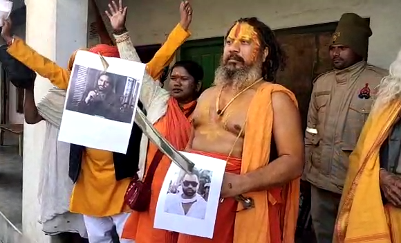 अयोध्या : साधु संत के साथ हिन्दू संगठन से जुड़े कार्यकर्ता तांडव के विरोध में
