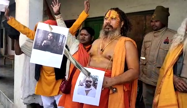 अयोध्या : साधु संत के साथ हिन्दू संगठन से जुड़े कार्यकर्ता तांडव के विरोध में
