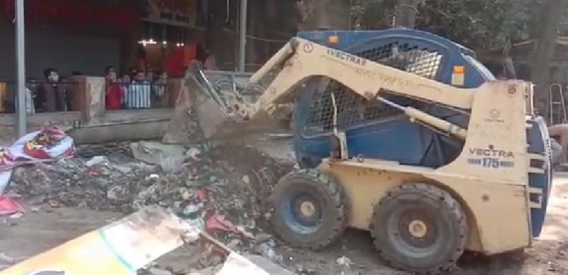 कानपुर : गोविंद नगर विद्यार्थी मार्केट स्थित अतिक्रमण पर चला महापौर का बुलडोज़र
