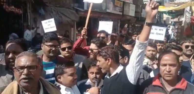 कानपुर के पत्रकारों पर दर्ज हुए फर्जी मुकदमें के खिलाफ महोबा में प्रदर्शन