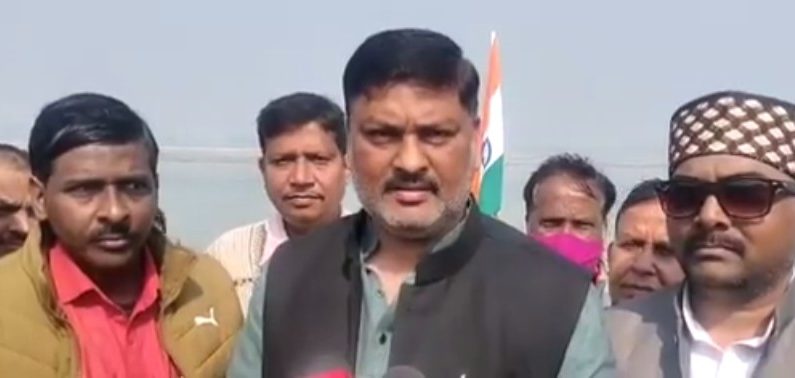मांगें न पूरी होने पर व्यापारियों ने सरयू के जल में खड़े होकर किया जल सत्याग्रह