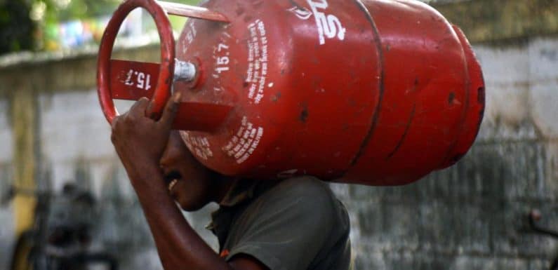 LPG Price Hike: मार्च शुरू होते ही महंगाई का तगड़ा डोज, रसोई गैस सिलेंडर के फिर बढ़े दाम, जानिए कितने बढ़ गए दाम