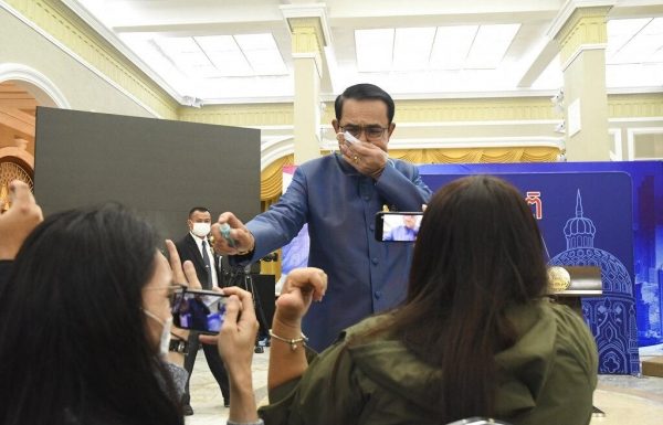 सवाल से झल्लाए थाईलैंड के प्रधानमंत्री का अमानवीय व्यवहार, पत्रकारों पर छिड़का सैनिटाइजर