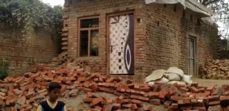 अमेठी में ग्रामीणों ने दिखाई हिम्मत, निर्माणाधीन दीवार को गिराया, अवैध कब्‍जे को लेकर लोगों में भारी आक्रोश