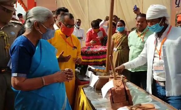 राज्यपाल आनंदीबेन पटेल ने कम्प्यूटर प्रयोग शाला का किया उद्घाटन