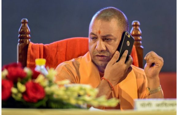 उत्तर प्रदेश: CMO का भी फोन नहीं उठाते कई कमिश्नर और DM, राज्य सरकार ने 29 अफसरों से मांगा जवाब