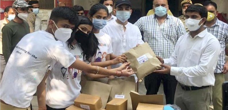 सी.एम.एस. छात्रों ने ग्रामीण क्षेत्रों में वितरण हेतु उप-जिलाधिकारी को भेंट की विशेष कोविड जांच किट