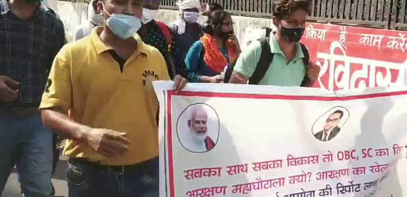 69000 शिक्षक भर्ती आरक्षण घोटाला छात्रों ने बेसिक शिक्षा मंत्री सतीश द्विवेदी का घेरा आवास