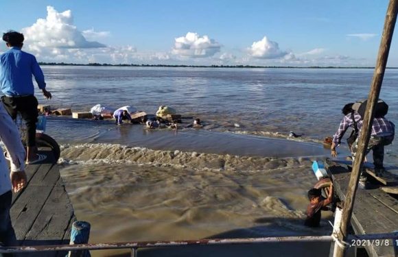 असम में ब्रह्मपुत्र नदी में 100 यात्रियों वाली 2 नावें टकराईं, कई लापता
