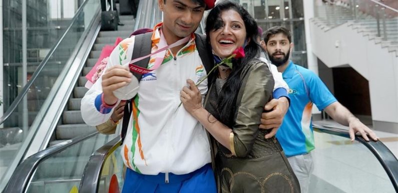 नोएडा पहुंचने पर डीएम सुहास एलवाई का ढ़ोल नगाड़ों के साथ हुआ स्वागत
