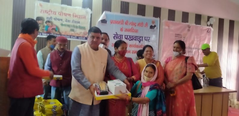 विधायक महेंद्र भट्ट ने पोखरी में आंगनबाड़ी कार्यकत्रियों को किया सम्मानित
