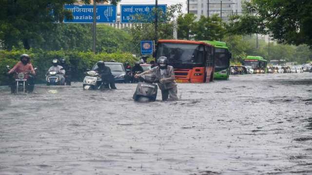 18 साल बाद हुई इतनी ज्यादा बारिश, दिल्ली की गलियों में नदियों जैसा माहौल