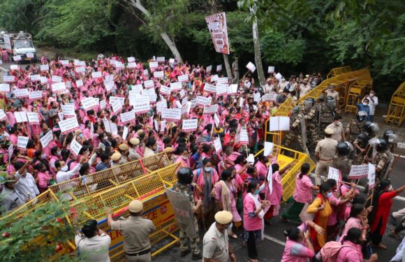 केजरीवाल सरकार के खिलाफ आशा वर्कर्स का विरोध प्रदर्शन