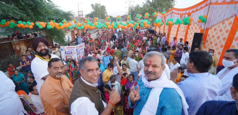 दिल्ली भाजपा अध्यक्ष ने झुग्गी सम्मान यात्रा के माध्यम से मुखर्जी नगर-तिमारपुर में जनसम्पर्क