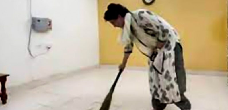 पुलिस हिरासत में सफाई करती दिखीं प्रियंका गांधी