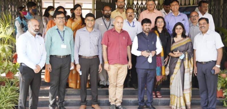 महाराष्ट्र सरकार के राज्यमंत्री दिल्ली के सरकारी स्कूलों का दौरा करने आए
