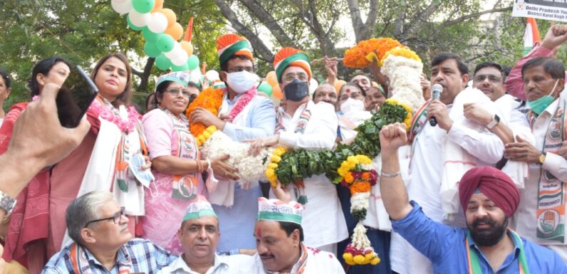 ‘पोल खोल यात्रा’ को पांचवे दिन करोल बाग क्षेत्र से अजय माकन ने झंडा दिखाकर शुरु किया